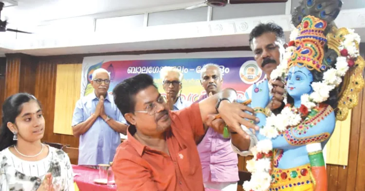 എറണാകുളത്ത് ഏപ്രിലില്‍ നടക്കുന്ന ബാല നേതൃ ശിബിരത്തിന്റെ സ്വാഗത സംഘരൂപീകരണയോഗം ഭാരത് ടൂറിസ്റ്റ് ഹോമില്‍ ശ്രീകൃഷ്ണ വിഗ്രഹത്തില്‍ മാലചാര്‍ത്തി ഗാനരചയിതാവ് ഷിബു ചക്രവര്‍ത്തി ഉദ്ഘാടനം ചെയ്യുന്നു. പവിത്ര .വി. പ്രഭു, ആര്‍. പ്രസന്നകുമാര്‍, പി.കെ. വിജയരാഘവന്‍, ഡോ. പി.ആര്‍. വെങ്കിട്ടരാമന്‍, പ്രകാശ് ബാബു സമീപം