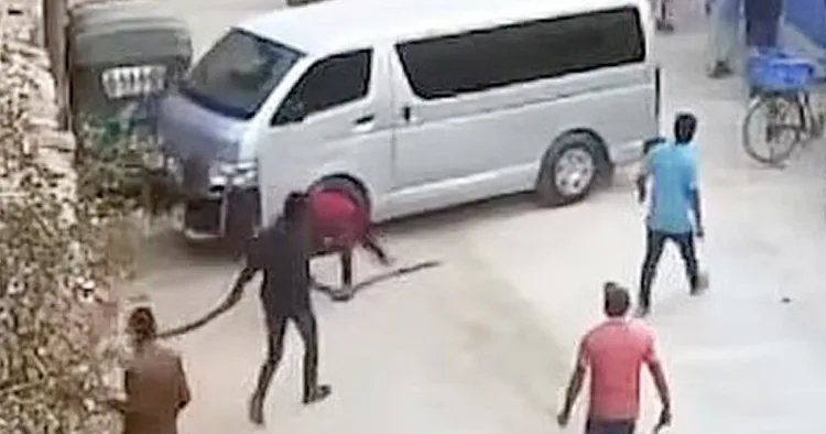 ഇസ്ലാമിക ഭീകരര്‍ നഗരത്തില്‍ ആക്രമണം നടത്തുന്നു