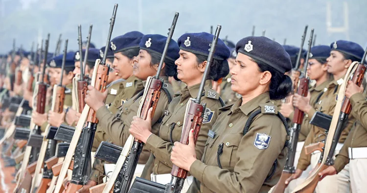 റിപ്പബ്ലിക്ദിന പരേഡില്‍ പങ്കെടുക്കുന്ന ബിഹാര്‍ പോലീസിലെ വനിതാ റെജിമെന്റ് ന്യൂദല്‍ഹിയിലെ ഗാന്ധി മൈതാനിയില്‍ പരിശീലനം നടത്തുന്നു