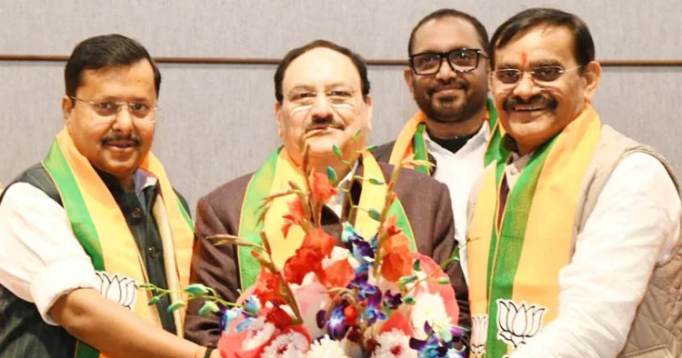 ന്യൂദല്‍ഹിയിലെ ബിജെപി ആസ്ഥാനത്ത് ചേര്‍ന്ന ഭാരവാഹി യോഗത്തില്‍ സ്ഥാനം ഒഴിഞ്ഞ അധ്യക്ഷന്‍ ജെ.പി. നഡ്ഡയെ അഭിനന്ദിച്ചപ്പോള്‍. ദേശീയ അധ്യക്ഷന്‍ നിതിന്‍ നബിന്‍, ബിജെപി മുന്‍ കേരള സംസ്ഥാന അധ്യക്ഷന്‍ കെ. സുരേന്ദ്രന്‍, മുന്‍ മധ്യപ്രദേശ് സംസ്ഥാന അധ്യക്ഷന്‍ വി.ഡി. ശര്‍മ്മ എന്നിവര്‍ സമീപം