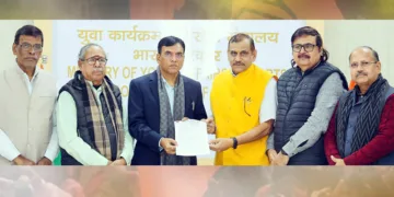 കേന്ദ്ര തൊഴില്‍മന്ത്രി ഡോ. മന്‍സുഖ് മാണ്ഡവ്യയ്ക്ക് ബിഎംഎസ് ദേശീയ ജനറല്‍ സെക്രട്ടറി രവീന്ദ്ര ഹിംതെയുടെ നേതൃത്വത്തിലുള്ള ഉന്നതതല പ്രതിനിധിസംഘം നിവേദനം സമര്‍പ്പിക്കുന്നു