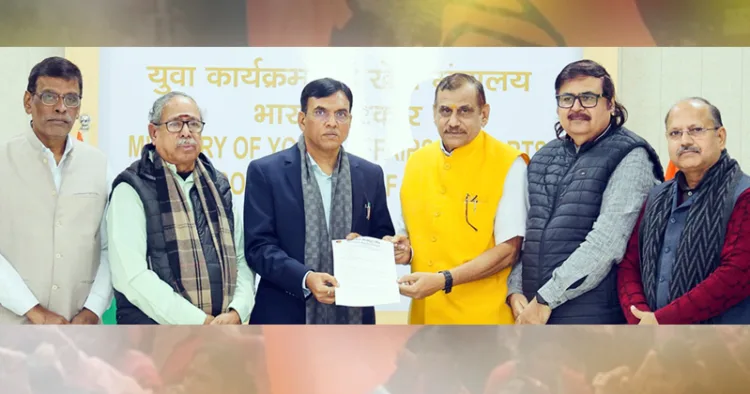 കേന്ദ്ര തൊഴില്‍മന്ത്രി ഡോ. മന്‍സുഖ് മാണ്ഡവ്യയ്ക്ക് ബിഎംഎസ് ദേശീയ ജനറല്‍ സെക്രട്ടറി രവീന്ദ്ര ഹിംതെയുടെ നേതൃത്വത്തിലുള്ള ഉന്നതതല പ്രതിനിധിസംഘം നിവേദനം സമര്‍പ്പിക്കുന്നു