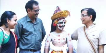 നാരായണചാക്യാര്‍ക്കൊപ്പം ഡോ. സഞ്ജുവും മകന്‍ ഗൗരാങ്ക് കൃഷ്ണനും