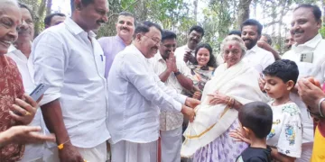 കൊല്ലകയില്‍ ദേവകി അമ്മയെ ഗോവ മുന്‍ ഗവര്‍ണര്‍
അഡ്വ. പി.എസ്. ശ്രീധരന്‍പിള്ള ആദരിക്കുന്നു