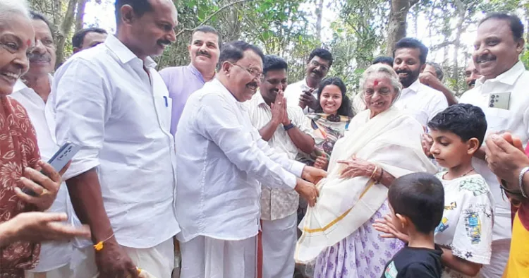 കൊല്ലകയില്‍ ദേവകി അമ്മയെ ഗോവ മുന്‍ ഗവര്‍ണര്‍
അഡ്വ. പി.എസ്. ശ്രീധരന്‍പിള്ള ആദരിക്കുന്നു