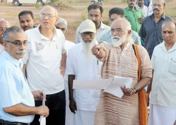 കേരളത്തിലെത്തിയ മാധവ് ഗാഡ്ഗിലിനൊപ്പം കുമ്മനം രാജശേഖരന്‍, വി.എസ്. വിജയന്‍ തുടങ്ങിയവര്‍