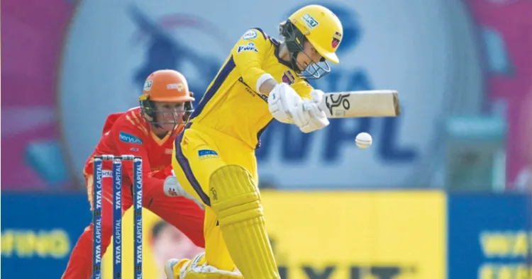 വനിതാ പ്രീമിയര്‍ ലീഗില്‍ ഗുജറാത്ത് ജയന്റ്‌സിനെതിരായ പോരാട്ടത്തില്‍ യുപി വാരിയേഴ്‌സ് ബാറ്റര്‍ ഫോബ് ലിച്ച്ഫീല്‍ഡിന്റെ പോരാട്ടം