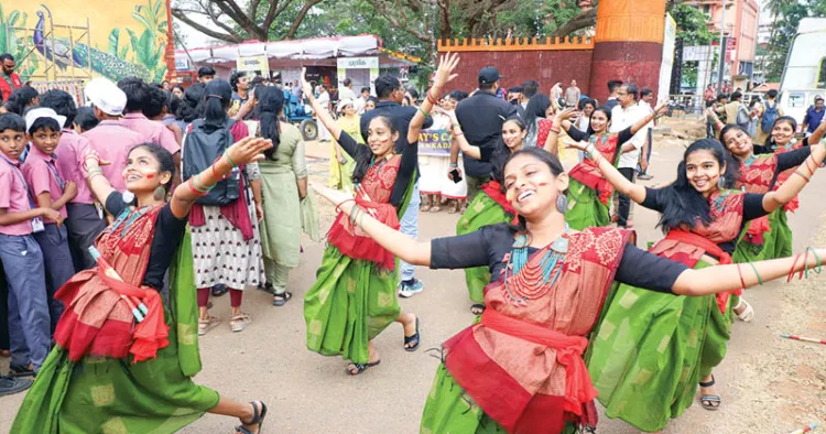 സംസ്ഥാന സ്‌കൂള്‍ കലോത്സവത്തിന് മുന്നോടിയായി തൃശൂര്‍ നഗരത്തില്‍ ഇന്നലെ നടന്ന ഘോഷയാത്രയില്‍ നിന്ന്