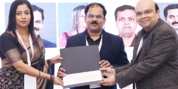 എല്‍സെവിയര്‍ റൈസ് പുരസ്‌കാരം കൊച്ചി അമൃത ആശുപത്രിയിലെ ഓഫ്താല്‍മോളജി വിഭാഗം മേധാവി ഡോ. ഗോപാല്‍ എസ്. പിള്ള ഏറ്റുവാങ്ങുന്നു