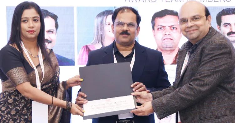 എല്‍സെവിയര്‍ റൈസ് പുരസ്‌കാരം കൊച്ചി അമൃത ആശുപത്രിയിലെ ഓഫ്താല്‍മോളജി വിഭാഗം മേധാവി ഡോ. ഗോപാല്‍ എസ്. പിള്ള ഏറ്റുവാങ്ങുന്നു