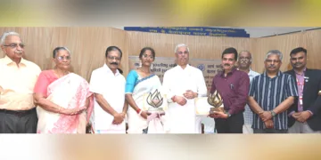 ആര്‍ഷ സാഹിത്യ പരിഷത്തിന്റെയും കേരള ഹിന്ദി പ്രചാര സഭയുടെയും സംയുക്താഭിമുഖ്യത്തില്‍ നല്‍കിയ പുരസ്‌കാരം സ്വീകരിച്ച മഹാരാഷ്ട്ര വര്‍ധ സ്വദേശിനി ഡോ. ലതികാ ചാവഡയും ആറ്റിങ്ങല്‍ സ്വദേശി സജയകുമാറും ഭാരവാഹികളും ഗവര്‍ണര്‍ രാജേന്ദ്ര വിശ്വനാഥ് ആര്‍ലേക്കര്‍ക്കൊപ്പം