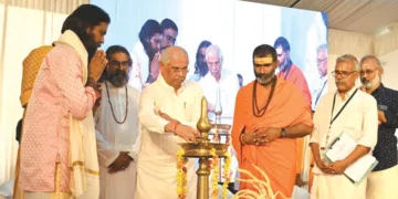 തിരുനാവായയിലെ മഹാമാഘ മഹോത്സവത്തിന് തുടക്കം കുറിച്ച് ഗവര്‍ണര്‍ രാജേന്ദ്ര വിശ്വനാഥ് ആര്‍ലേക്കര്‍ നിലവിളക്ക് കൊളുത്തുന്നു