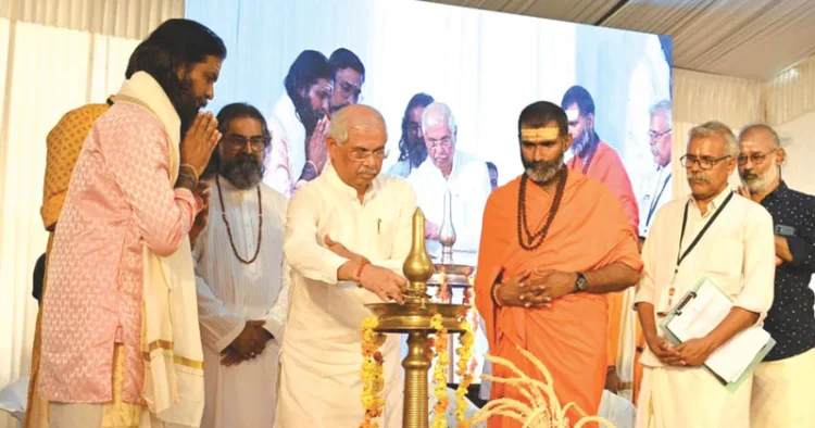 തിരുനാവായയിലെ മഹാമാഘ മഹോത്സവത്തിന് തുടക്കം കുറിച്ച് ഗവര്‍ണര്‍ രാജേന്ദ്ര വിശ്വനാഥ് ആര്‍ലേക്കര്‍ നിലവിളക്ക് കൊളുത്തുന്നു