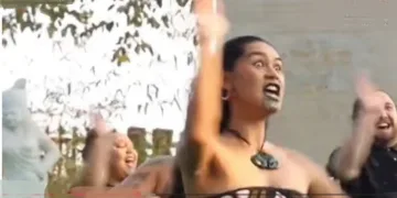 ന്യൂസിലൻഡിലെ മാവോറി സമൂഹത്തിൽ നിന്നുള്ള ഗോത്ര പ്രതിനിധികൾ തെലങ്കാനയിലെ മെഡാരത്തിൽ അവതരിപ്പിച്ച മാവോറി ഹക്ക നാടോടി നൃത്തം