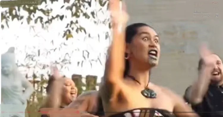 ന്യൂസിലൻഡിലെ മാവോറി സമൂഹത്തിൽ നിന്നുള്ള ഗോത്ര പ്രതിനിധികൾ തെലങ്കാനയിലെ മെഡാരത്തിൽ അവതരിപ്പിച്ച മാവോറി ഹക്ക നാടോടി നൃത്തം