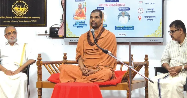 ചെമ്മണ്ട ശാരദ ഗുരുകുലത്തില്‍ പത്ത് ദിവസമായി നടന്നുകൊണ്ടിരുന്ന ന്യായശാസ്ത്രകാരിയശാലയുടെ സമാപന സമ്മേളനത്തില്‍ സ്വാമി ഹരിബ്രഹ്‌മാനന്ദതീര്‍ഥ സംസാരിക്കുന്നു