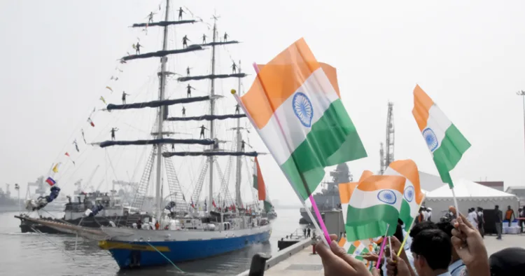 ലോകം ചുറ്റാന്‍... പായ്ക്കപ്പല്‍ ഐഎന്‍എസ് സുദര്‍ശിനി കൊച്ചി ദക്ഷിണ നാവിക ആസ്ഥാനത്തു നിന്ന് ലോക പര്യടനത്തിന് പുറപ്പെടുന്നു