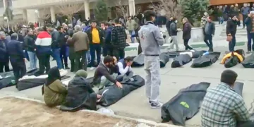 ടെഹ്റാനിലെ കഹ്രിസാക് മോര്‍ച്ചറിക്ക് മുന്നില്‍ കറുത്ത ബാഗുകളില്‍ പൊതിഞ്ഞ നിലയില്‍ മൃതദേഹങ്ങള്‍ നിരത്തിയിട്ടപ്പോള്‍