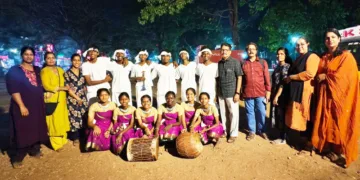 വാളൂര്‍ നായര്‍ സമാജം സ്‌കൂളിലെ ഇരുളനൃത്ത സംഘാംഗങ്ങള്‍ അധ്യാപകരോടൊപ്പം