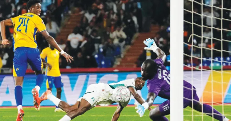 ആഫ്രിക്കന്‍ കപ്പ് ഓഫ് നേഷന്‍സ് ഗ്രൂപ്പ് ഘട്ട പോരാട്ടത്തില്‍ ഐവറി കോസ്റ്റ് ഗബോണിനെതിരെ വിജയഗോള്‍ നേടുന്നു