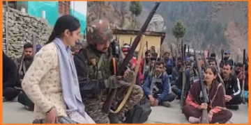 ഭീകരരെ നേരിടാന്‍ ജമ്മു കശ്മീരില്‍ ഗ്രാമത്തിലെ സ്ത്രീകള്‍ക്ക് ജമ്മു കശ്മീര്‍ പൊലീസ് തോക്കുപയോഗിക്കാന്‍ പഠിപ്പിക്കുന്നു.