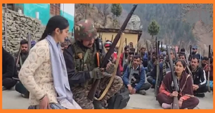 ഭീകരരെ നേരിടാന്‍ ജമ്മു കശ്മീരില്‍ ഗ്രാമത്തിലെ സ്ത്രീകള്‍ക്ക് ജമ്മു കശ്മീര്‍ പൊലീസ് തോക്കുപയോഗിക്കാന്‍ പഠിപ്പിക്കുന്നു.