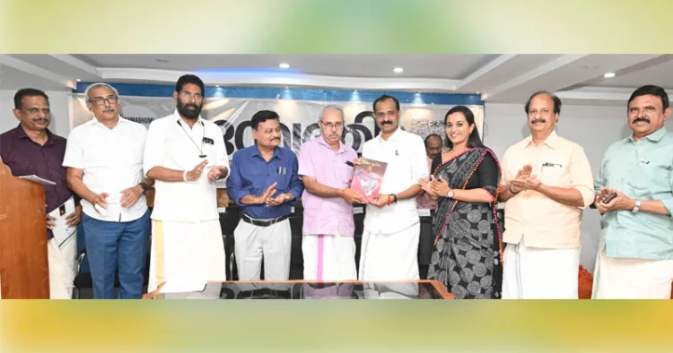 ജന്മഭൂമി പ്രസിദ്ധീകരിച്ച വിഷന്‍ അനന്തപുരി നിര്‍ദേശങ്ങള്‍ ജന്മഭൂമി എംഡി എം. രാധാകൃഷ്ണന്‍ തിരുവനന്തപുരം മേയര്‍ വി.വി. രാജേഷിന് നല്‍കി പ്രകാശനം ചെയ്യുന്നു. കെ.ബി.ശ്രീകുമാര്‍, പി.ഗീരീഷ്, കരമന ജയന്‍, ഡോ.സുരേഷ്‌കുമാര്‍, ഡെപ്യൂട്ടി മേയര്‍ ജി.എസ്. ആശാനാഥ്, കെ.സോമന്‍, ടി.ജയചന്ദ്രന്‍ സമീപം