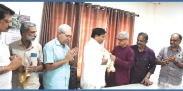 ജന്മഭൂമി സന്ദര്‍ശിച്ച തൃപ്പൂണിത്തുറ നഗരസഭ ചെയര്‍മാന്‍ അഡ്വ. പി.എല്‍. ബാബുവിനെ എഡിറ്റര്‍ കെ.എന്‍.ആര്‍. നമ്പൂതിരി പൊന്നാട ചാര്‍ത്തി ആദരിക്കുന്നു. ഡെ. ജനറല്‍ മാനേജര്‍ കെ.എം. ശ്രീദാസ്, യൂണിറ്റ് മാനേജര്‍ എന്‍.എസ്. ബാബു, മാനേജിങ് ഡയറക്ടര്‍ എം. രാധാകൃഷ്ണന്‍, ജനറല്‍ മാനേജര്‍ കെ.ബി. ശ്രീകുമാര്‍, കോര്‍പറേറ്റ് സര്‍ക്കുലേഷന്‍ മാനേജര്‍ ടി.വി. പ്രസാദ് ബാബു സമീപം