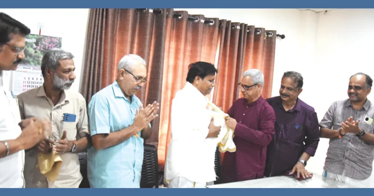 ജന്മഭൂമി സന്ദര്‍ശിച്ച തൃപ്പൂണിത്തുറ നഗരസഭ ചെയര്‍മാന്‍ അഡ്വ. പി.എല്‍. ബാബുവിനെ എഡിറ്റര്‍ കെ.എന്‍.ആര്‍. നമ്പൂതിരി പൊന്നാട ചാര്‍ത്തി ആദരിക്കുന്നു. ഡെ. ജനറല്‍ മാനേജര്‍ കെ.എം. ശ്രീദാസ്, യൂണിറ്റ് മാനേജര്‍ എന്‍.എസ്. ബാബു, മാനേജിങ് ഡയറക്ടര്‍ എം. രാധാകൃഷ്ണന്‍, ജനറല്‍ മാനേജര്‍ കെ.ബി. ശ്രീകുമാര്‍, കോര്‍പറേറ്റ് സര്‍ക്കുലേഷന്‍ മാനേജര്‍ ടി.വി. പ്രസാദ് ബാബു സമീപം