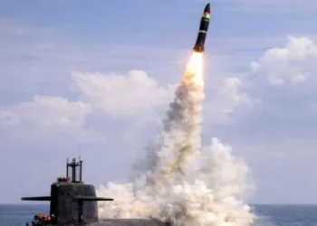 അരിഘട്ട് എന്ന മുങ്ങിക്കപ്പലില്‍ നിന്നും ഇന്ത്യ കെ4 എന്ന ആണവ ബാലിസ്റ്റിക് മിസൈല്‍ പരീക്ഷണാര്‍ത്ഥം തൊടുക്കുന്നു.