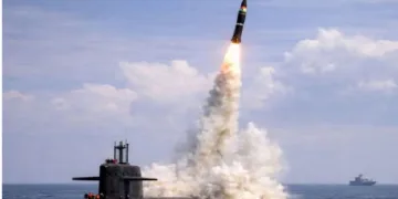 അരിഘട്ട് എന്ന മുങ്ങിക്കപ്പലില്‍ നിന്നും ഇന്ത്യ കെ4 എന്ന ആണവ ബാലിസ്റ്റിക് മിസൈല്‍ പരീക്ഷണാര്‍ത്ഥം തൊടുക്കുന്നു.