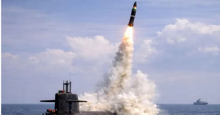 അരിഘട്ട് എന്ന മുങ്ങിക്കപ്പലില്‍ നിന്നും ഇന്ത്യ കെ4 എന്ന ആണവ ബാലിസ്റ്റിക് മിസൈല്‍ പരീക്ഷണാര്‍ത്ഥം തൊടുക്കുന്നു.