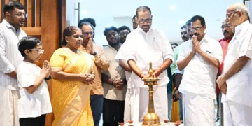 തിരുവനന്തപുരത്ത് ബിജെപി ആസ്ഥാനമായ മാരാര്‍ജി ഭവനില്‍ ശബരിമല സംരക്ഷണ ജ്യോതി ബിജെപി മുന്‍ സംസ്ഥാന അധ്യക്ഷന്‍ കെ. സുരേന്ദ്രന്‍ തെളിയിക്കുന്നു. അഭിജിത്
രാധാകൃഷ്ണന്‍, പ്രൊഫ. വി.ടി. രമ, മോഹനചന്ദ്രന്‍ നായര്‍, പി. രാഘവന്‍ തുടങ്ങിയവര്‍ സമീപം