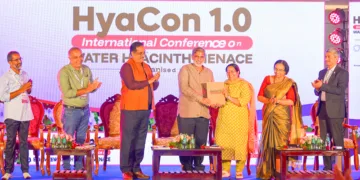 ഹയാകോണ്‍ 1.0 രാജ്യാന്തര സമ്മേളനത്തിന്റെ ശിപാര്‍ശ റിപ്പോര്‍ട്ട് ഫ്യൂച്ചര്‍ കേരള മിഷന്‍ ചെയര്‍മാന്‍ വേണു രാജമണി
ഉമാ തോമസ് എംഎല്‍എയ്ക്ക് കൈമാറുന്നു