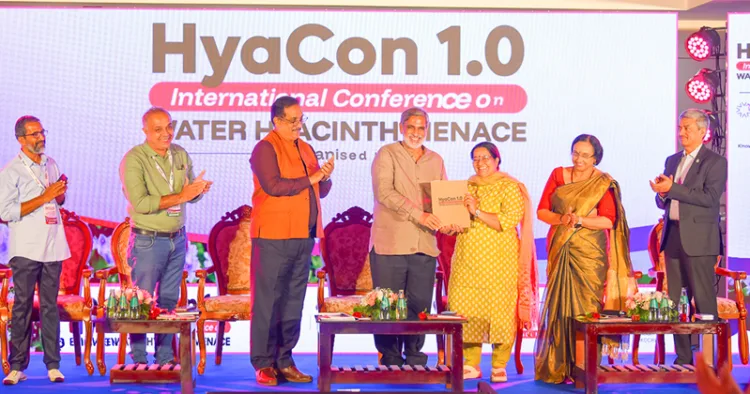 ഹയാകോണ്‍ 1.0 രാജ്യാന്തര സമ്മേളനത്തിന്റെ ശിപാര്‍ശ റിപ്പോര്‍ട്ട് ഫ്യൂച്ചര്‍ കേരള മിഷന്‍ ചെയര്‍മാന്‍ വേണു രാജമണി
ഉമാ തോമസ് എംഎല്‍എയ്ക്ക് കൈമാറുന്നു