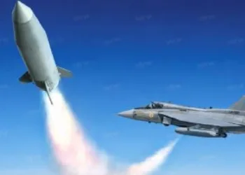 യുദ്ധവിമാനത്തില്‍ നിന്നും കുതിച്ചുപായുന്ന ലോറ മിസൈല്‍