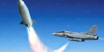 യുദ്ധവിമാനത്തില്‍ നിന്നും കുതിച്ചുപായുന്ന ലോറ മിസൈല്‍