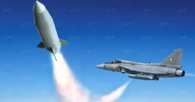 യുദ്ധവിമാനത്തില്‍ നിന്നും കുതിച്ചുപായുന്ന ലോറ മിസൈല്‍