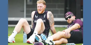 ഇംഗ്ലണ്ട് ക്യാപ്റ്റന്‍ ബെന്‍ സ്റ്റോക്‌സും പരിശീലകന്‍ ബ്രെന്‍ഡന്‍ മക്കല്ലവും പരിശീലനത്തിന്റെ ഇടവേളയില്‍ വിശ്രമത്തില്‍