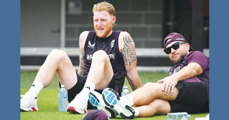 ഇംഗ്ലണ്ട് ക്യാപ്റ്റന് ബെന് സ്റ്റോക്സും പരിശീലകന് ബ്രെന്ഡന് മക്കല്ലവും പരിശീലനത്തിന്റെ ഇടവേളയില് വിശ്രമത്തില്