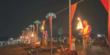 മഹാമാഘമഹോത്സവത്തിന്റെ ആദ്യദിനം ഭാരതപ്പുഴയുടെ തീരത്ത് നടന്ന നിളാ ആരതി