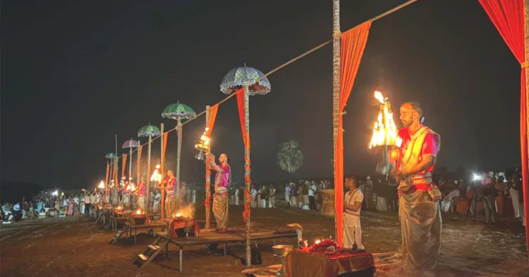 മഹാമാഘമഹോത്സവത്തിന്റെ ആദ്യദിനം ഭാരതപ്പുഴയുടെ തീരത്ത് നടന്ന നിളാ ആരതി