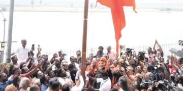 തിരുനാവായയിലെ മഹാമാഘമഹോത്സവത്തിന് തുടക്കം കുറിച്ച് ഗവര്‍ണര്‍ രാജേന്ദ്ര വിശ്വനാഥ് ആര്‍ലേക്കര്‍ ധ്വജമുയര്‍ത്തുന്നു