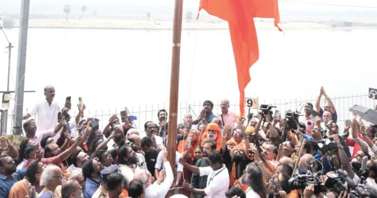 തിരുനാവായയിലെ മഹാമാഘമഹോത്സവത്തിന് തുടക്കം കുറിച്ച് ഗവര്‍ണര്‍ രാജേന്ദ്ര വിശ്വനാഥ് ആര്‍ലേക്കര്‍ ധ്വജമുയര്‍ത്തുന്നു