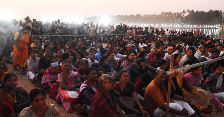 നിളാ ആരതി വീക്ഷിക്കുന്ന ഭക്തര്‍