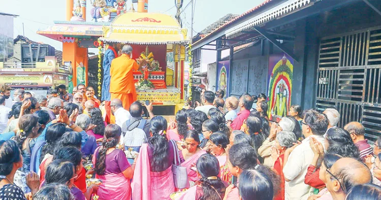 തിരുനാവായ മഹാമാഘ മഹോത്സവത്തോടനുബന്ധിച്ചുള്ള മഹാമേരു രഥയാത്ര പാലക്കാട് കല്പാത്തിയില്‍ നിന്നാരംഭിച്ചപ്പോള്‍
