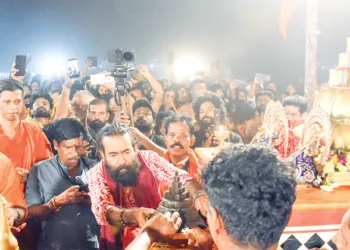 ഭാരതപ്പുഴയുടെ ഉത്ഭവസ്ഥാനമായ തിരുമൂര്‍ത്തി മലയില്‍ നിന്ന് രഥയാത്രയായി എത്തിച്ച മഹാമേരു നിളാമധ്യത്തിലെ മഹാമാഘ മഹോത്സവ യജ്ഞശാലയില്‍ പ്രതിഷ്ഠിച്ചപ്പോള്‍