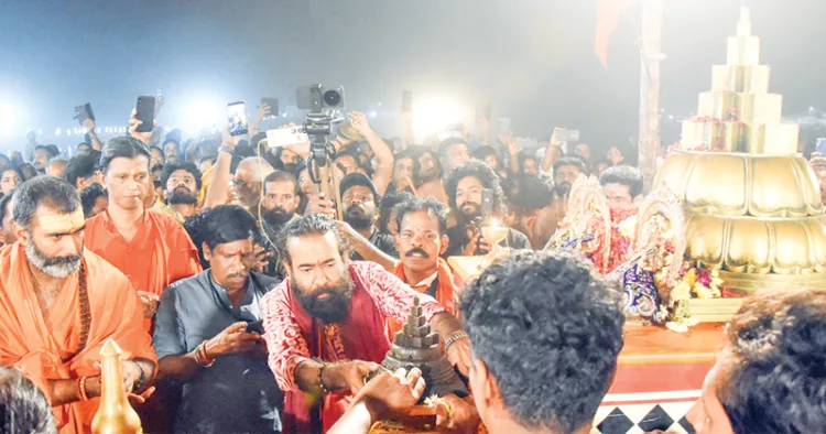 ഭാരതപ്പുഴയുടെ ഉത്ഭവസ്ഥാനമായ തിരുമൂര്‍ത്തി മലയില്‍ നിന്ന് രഥയാത്രയായി എത്തിച്ച മഹാമേരു നിളാമധ്യത്തിലെ മഹാമാഘ മഹോത്സവ യജ്ഞശാലയില്‍ പ്രതിഷ്ഠിച്ചപ്പോള്‍