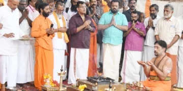 തവനൂരില്‍ സൂര്യകാലടി സൂര്യന്‍ ജയസൂര്യന്‍ ഭട്ടതിരിപ്പാടിന്റെ കാര്‍മ്മികത്വത്തില്‍ നടന്ന മഹാഗണപതി ഹോമത്തില്‍ സുരേഷ് ഗോപി പങ്കെടുത്തപ്പോള്‍