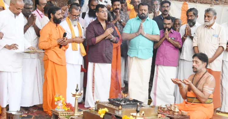 തവനൂരില്‍ സൂര്യകാലടി സൂര്യന്‍ ജയസൂര്യന്‍ ഭട്ടതിരിപ്പാടിന്റെ കാര്‍മ്മികത്വത്തില്‍ നടന്ന മഹാഗണപതി ഹോമത്തില്‍ സുരേഷ് ഗോപി പങ്കെടുത്തപ്പോള്‍